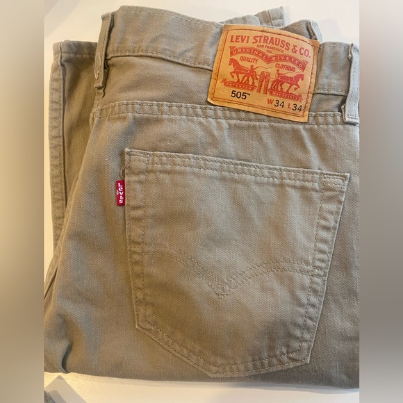Levi khaki jeans. 5 pocket, zip front. Size 34 by 34. Classic Levi's. - Picture 3 of 6